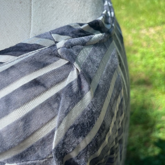 BAY STUDIO WOMENS L GREY GEOMETRIC STRIPE TOP - Picture 8 of 8